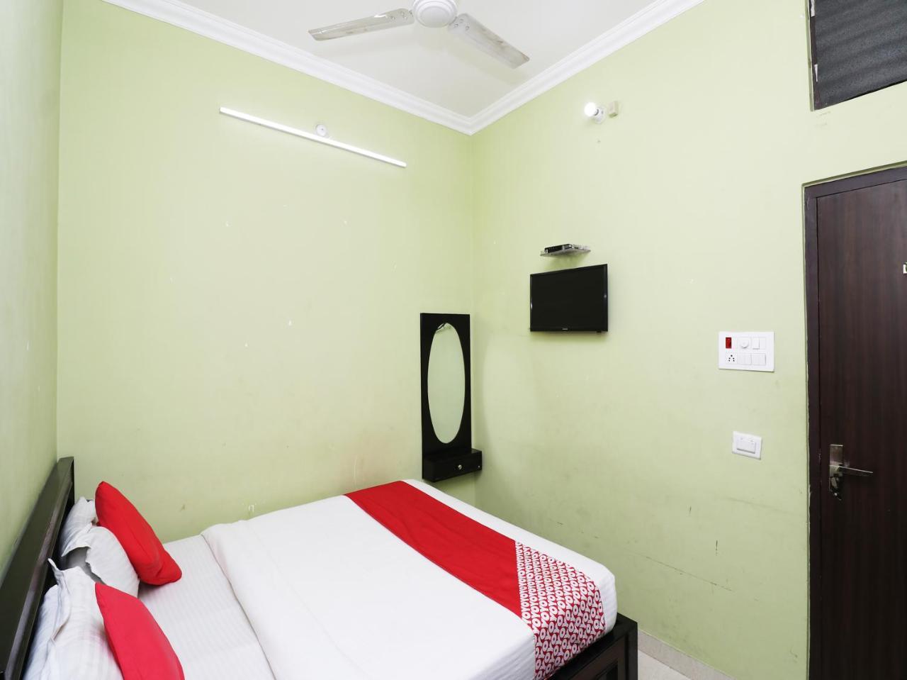 Capital O 11480 Hotel Blue Star Варанаси Экстерьер фото